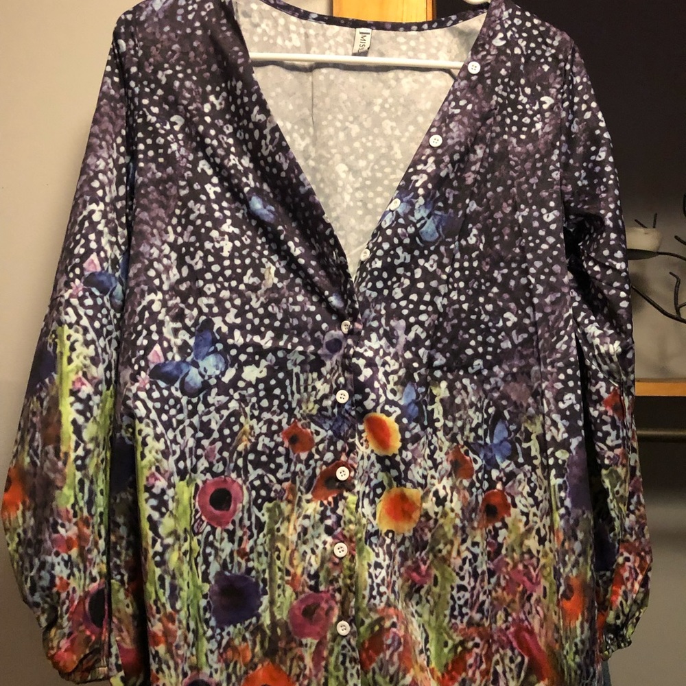 Beautiful Never Worn Sillky Style button down.